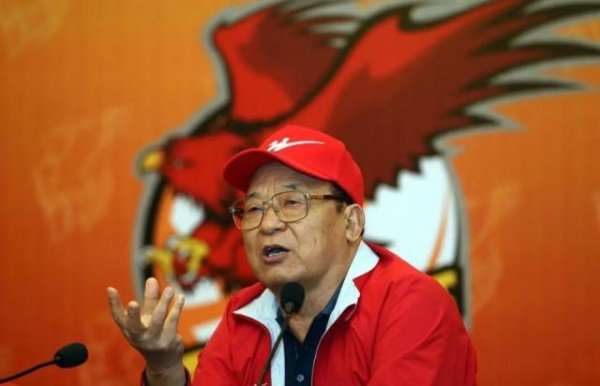 实盘股票交易配资 84岁大佬疑自曝遭儿子儿媳逼宫，深埋80后记忆中的品牌塌房了？